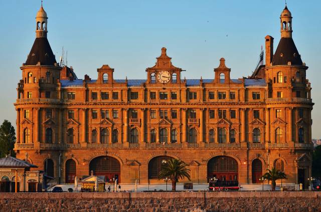İstanbul halkı Haydarpaşa’yı hep sevmiş ve yaşadığı her kaza, yangın ve talihsizlikten sonra ona sahip çıkmıştır. 