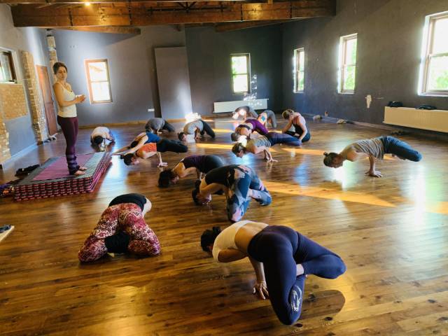 Defne Suman başlangıç workshop’larına her seviyeden yoga meraklısını kabul ediyor.
