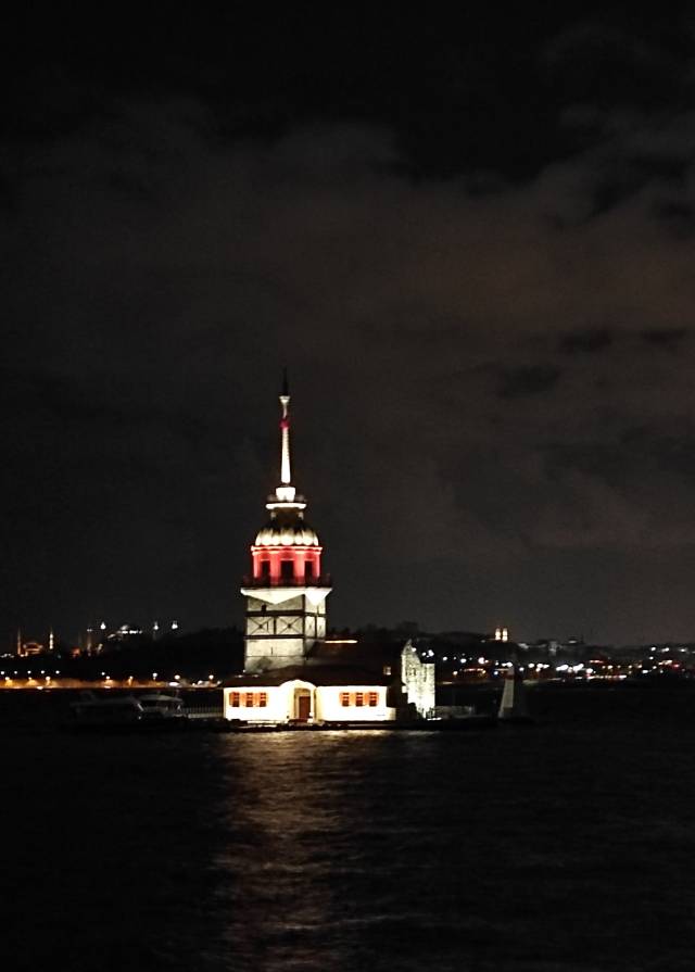 Kız Kulesi’nin gece ışıklandırması.