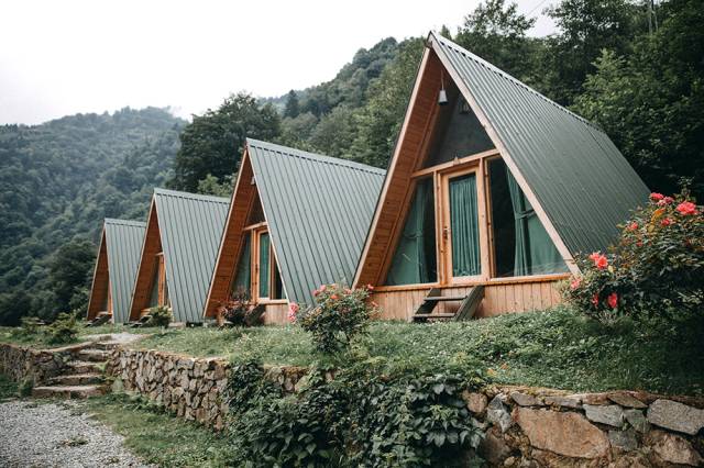 Türkiye’nin en sevilen glamping tesislerinden biri olan Ada Bungalov 2014’ten beri yılın 12 ayı boyunca hizmet veriyor.