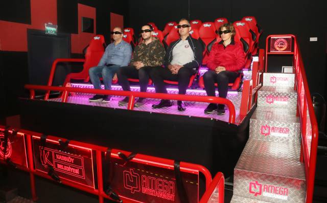 Beş boyutlu sinemada deprem filmi izlenmesi.