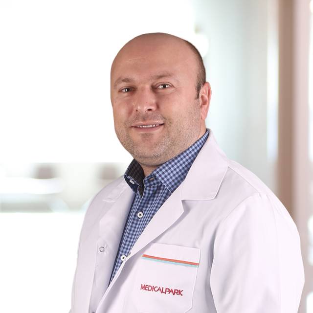 Dr. Atmaca, ekran karşısında çalışanlarda göz bozukluğunun kaçınılmaz olduğunu söylüyor.