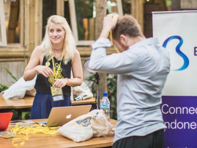 Bali Ubud’da gerçekleşen bir start-up etkinliğinde konuşmacı olarak yer alan Zeynep, bu tip etkinlikleri mümkün olduğunca takip etmeye çalışıyor.