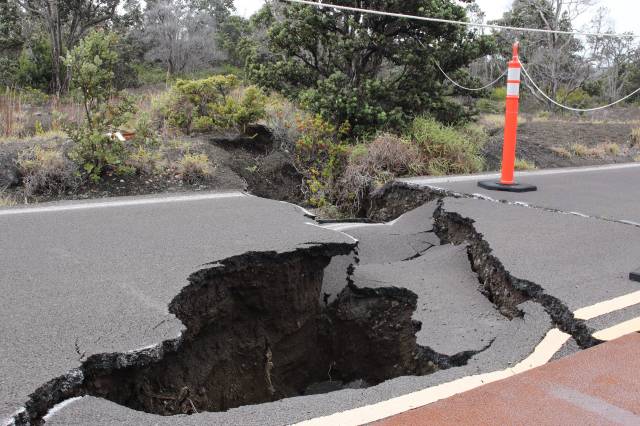 Deprem, yolda derin bir çöküntüye yol açmış. 