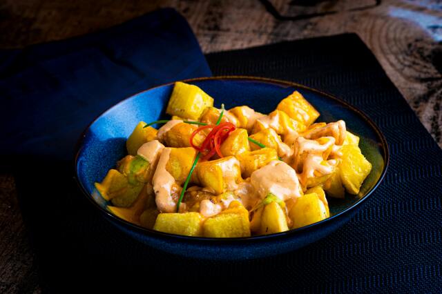 Akdeniz mutfağının en sevilen soslarından biri Aioli, Patatas Bravas’ın olmazsa olmazı. İspanyol Usulü Patatas Bravas (Baharatlı Patates)