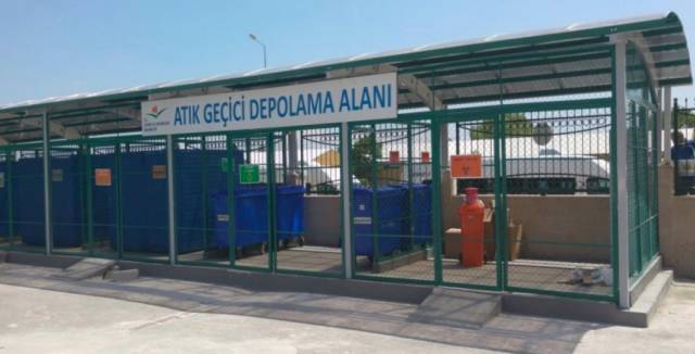 Toplanan atıklar bu geçici alanlarda biriktiriliyor. 