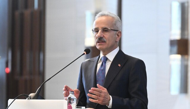 Ulaştırma ve Altyapı Bakanı Uraloğlu, uyguladıkları projelerle ulaşım sektöründe kadın istihdamını ne kadar önemsediklerinin altını özellikle çiziyor.   