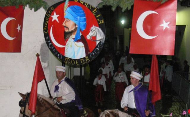 Yeniçeri Hasan sayesinde Moena, Türk adetleriyle yaşıyor.