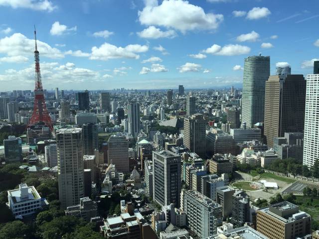 Yüksek katlı kule ve gökdelenleriyle meşhur şehir Tokyo, Japonya.
