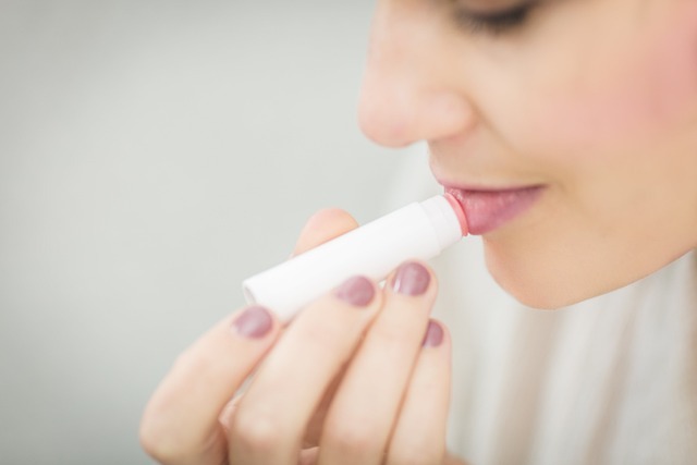  Vücudumuza birçok faydası bulunan kızılcık hem mutfakta hem de kozmetikte kullanılıyor. Kızılcığın kabuğu ise yoğun pigment içermesiyle kozmetik ürünlerinde doğal pigmen kaynağı olarak tercih ediliyor.