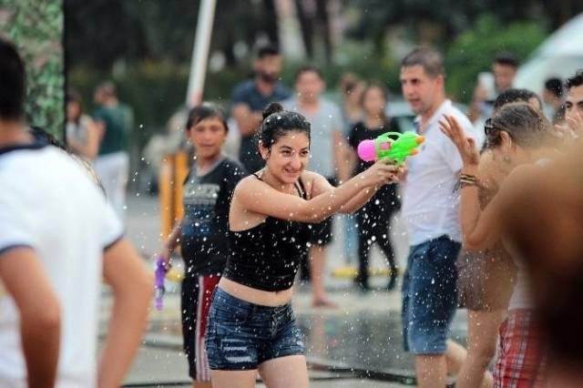 Özellikle gençlerin yoğun ilgisini çeken Cımcılık Festivali’nde silahlar(!) konuşuyor.