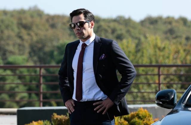 Mert Fırat, Serhan rolünde.