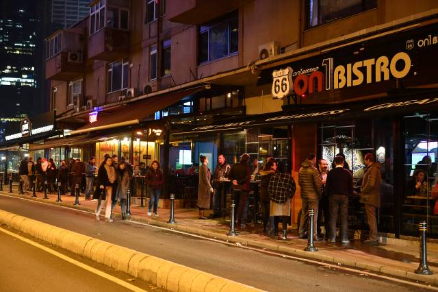 4. Levent Selvili Sokak, hafta içi ya da hafta sonu fark etmeksizin, akşamları cıvıl cıvıl oluyor. 
