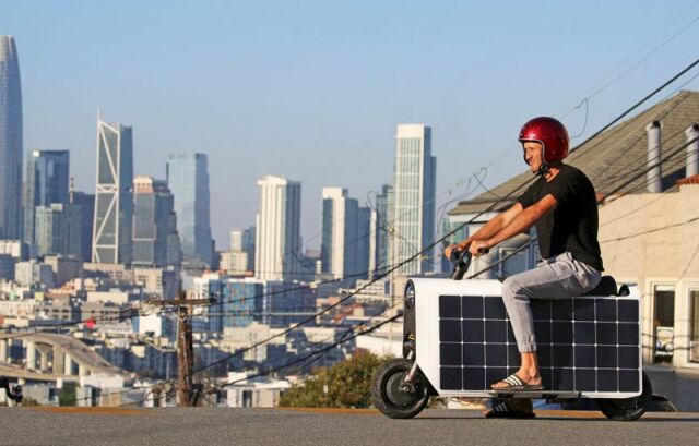 Scooter’ın 120 W gücündeki güneş panelleri, bacakları yakacak kadar ısınmıyor.