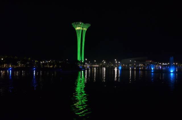 The tower has excellent protection against sunlight thanks to its open and closed cruise floors, perforated frontal and convex form.