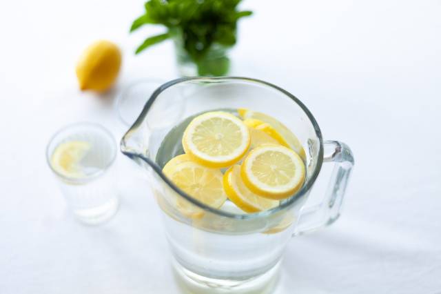 1 limonu dilimleyerek 2 litre suya ekleyebilirsiniz.