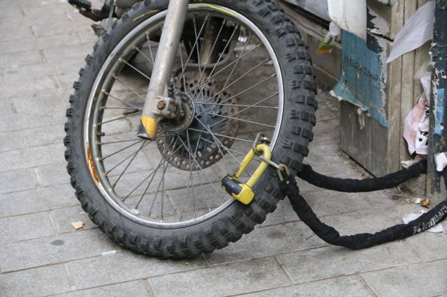 Motosiklet sürücüleri, park sorununun çözümünün kapalı otoparklarda daha fazla motosiklet park alanı bulunmasından geçtiğini söylüyor