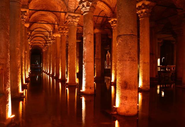 Yerebatan Sarnıcı turistlerin ziyaret ettiği popüler eserlerden biri.