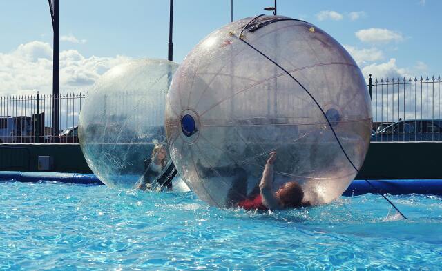 Su üzerinde yapılan Zorbing versiyonları da bulunuyor ki bu da etkinliği daha da eğlenceli hale getiriyor.