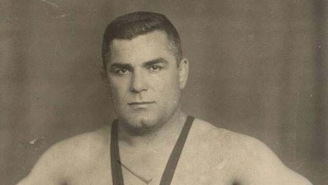 Hem grekoromen hem de serbest stilde, 66 kilodan 87 kiloya kadar birçok sıklette güreşen Yaşar Doğu.