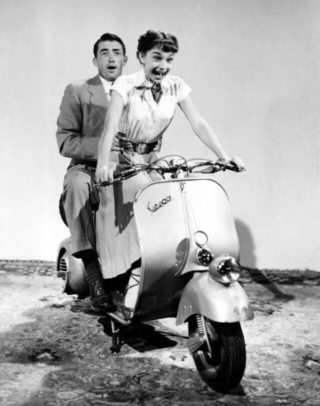 1953 yılında çevrilen “Roman Holiday (Roma Tatili)” filminde Audrey Hepburn ve Gregory Peck ve tabii ki sevimli Vespa.