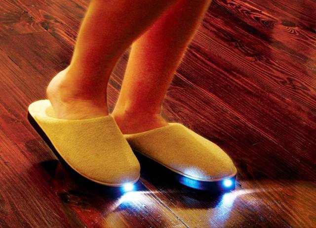 Bright Feet Slippers sayesinde ışıkları açıp uykunuzu kaçırmanıza gerek yok.