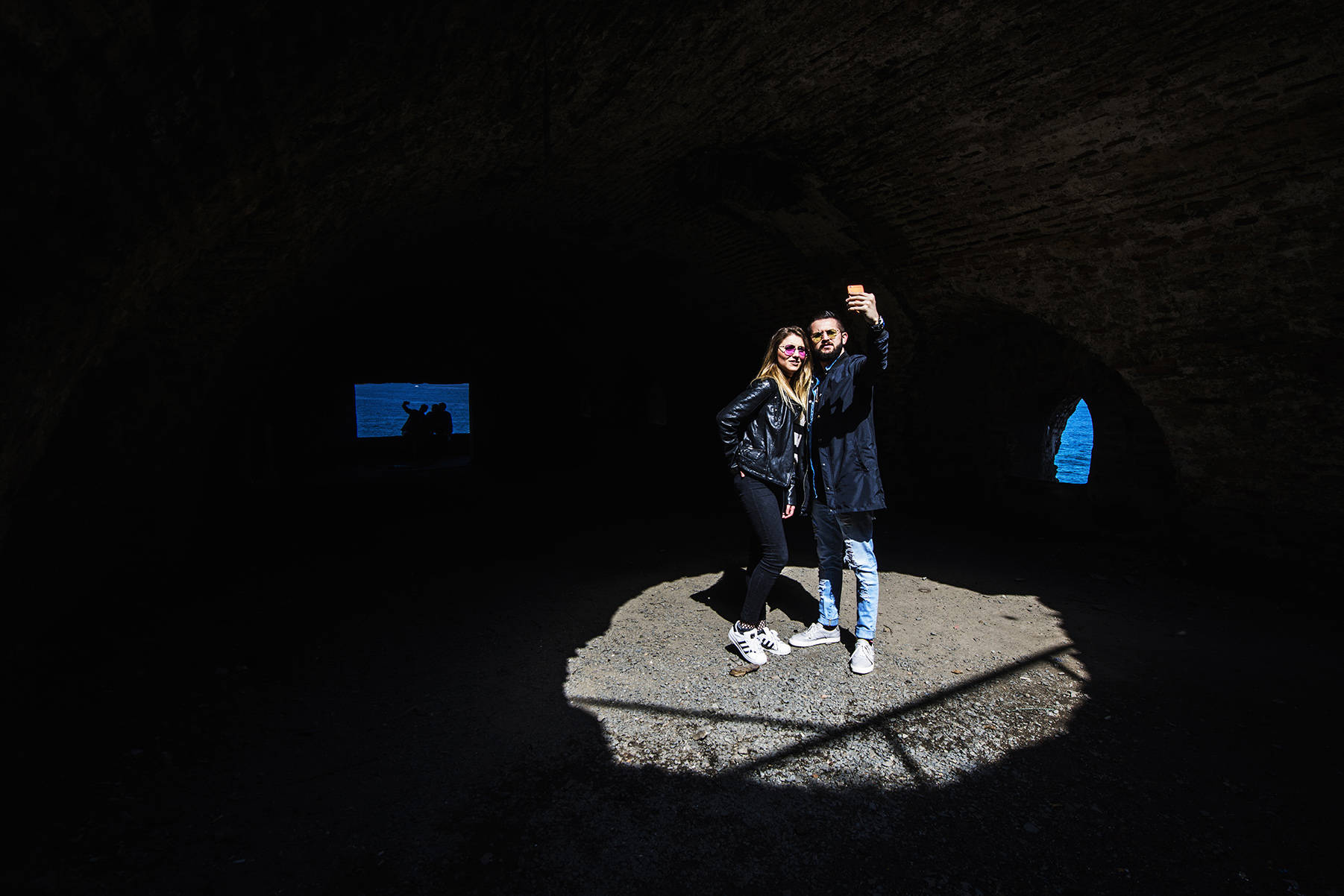Birçok es geçilen nokta, aslında fotoğrafçı gözüyle bakıldığı zaman ideal olabiliyor. Ancak yine de her şeyde olduğu gibi selfie çekerken de dikkat etmekte büyük fayda var. Çılgınlık yapıp tehlikeli bir selfie çekmek çok da iyi bir fikir değil. 2014’te 15, 2015’te 39, 2016’da ise 73 kişinin selfie çekerken kazayla öldüğünü unutmamak gerek. 