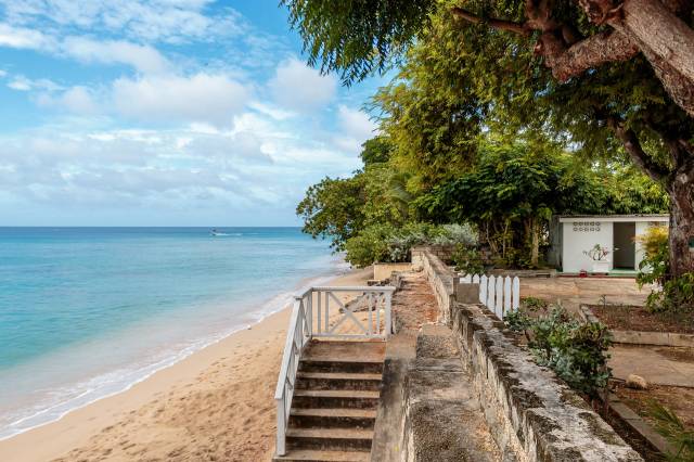 Barbados adasının tüm plajları halka açık.