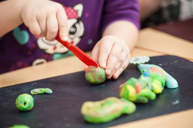 Evde birlikte yapacağınız etkinliklerle eğlenceli dakikalar geçirebilirsiniz.