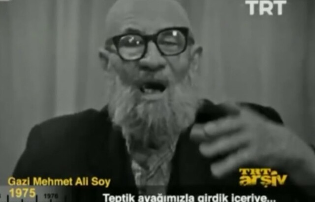 Gazi Mehmet Ali Soy, göğüs göğse çarpışmalarda, cephenin en sıcak anlarında yaşananları tarihe not düşüyor. Kahraman gazi o gün bir kolunu bu vatan için feda etmiş.