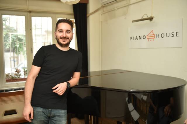 Piyanist ve çağdaş müzik bestecisi Mehmet Erhan Tanman evinde konser düzenlemeye başlayarak bu konsepte önayak oldu.