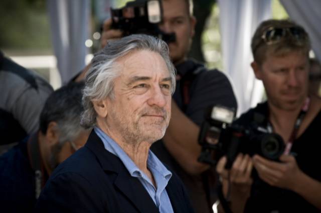 Robert De Niro, oğlunun otizmine aşıların sebep olduğunu düşünüyor.