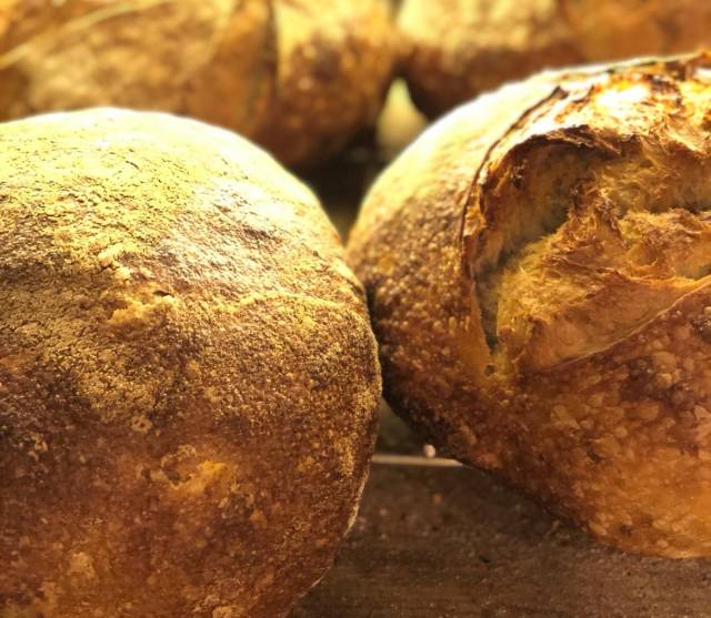 Jüli Bakery’de gün boyu taze artisan ekmekler bulunuyor. 