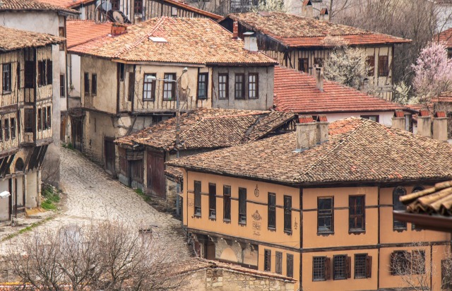 Safranbolu evleri, birbirlerinin önünü kapatmayacak ve güneş ışığını engellemeyecek şekilde inşa edilmiş.