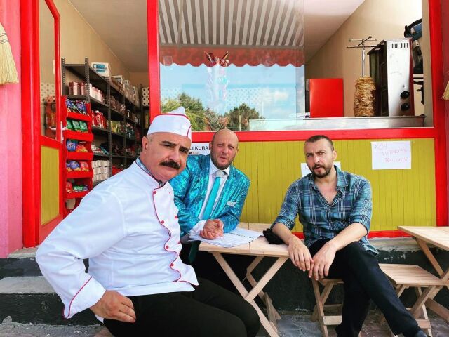Tüm karakterlerin eğlenceli anıları, acıları, aşkları, özlemleri, bitişleri, yeniden başlamalarıyla geçen Leyla ile Mecnun’un favori karakteri kimine göre İsmail Abi, kimine göre ise Erdal Bakkal. 