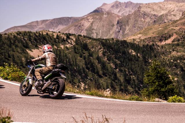 Güvenli motosiklet sürüşü için; kask, mont, pantolon, eldiven, bellik gibi ekipmanlar da çok önemli.