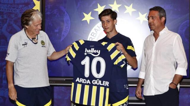 Başkan Ali Koç ve Teknik Direktör Jorge Jesus, Arda Güler'e, Fenerbahçe tarihine geçen oyucuların giydiği 10 numaralı formayı törenle teslim ederken...