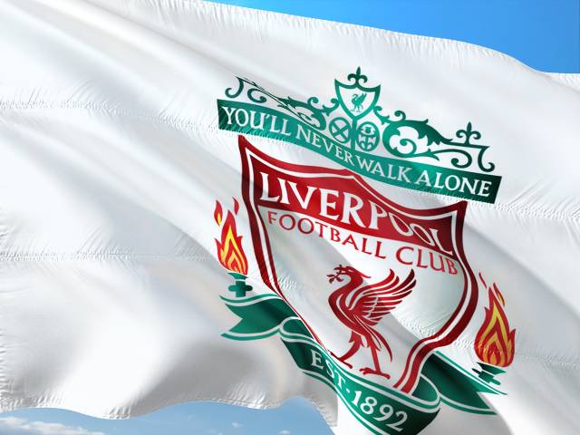 Liverpool amblemi ve bayrağı.