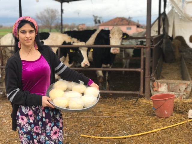 Manisa'da organik tarım yapan Sevgi İnce koronavirüs salgınıyla birlikte sağlıklı besinlere yönelen kişilerin sayısının arttığını söyledi. 