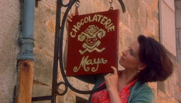 Chocolat filmi, kasabaya taşınan bir kadının açtığı çikolata dükkanı Maya ve çevresinde yaşananları anlatıyor.