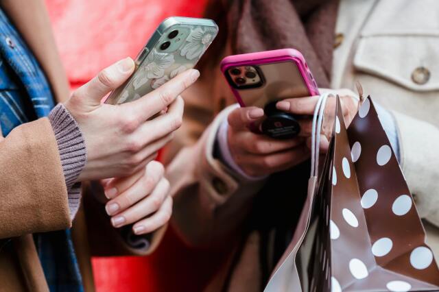 Telefon bağımlılığı, gençlerin hem psikolojik sağlıklarını hem de sosyal etkileşimlerini olumsuz etkileyen önemli bir sorun olarak öne çıkıyor.