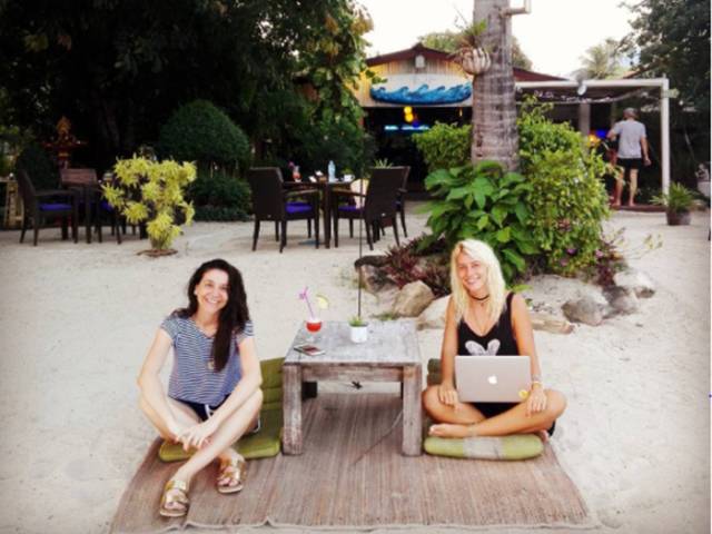 Zeynep, Türkiye’de çözüm ortağı olduğu bir ajansın yöneticisiyle Tayland’da toplantı yaparken.