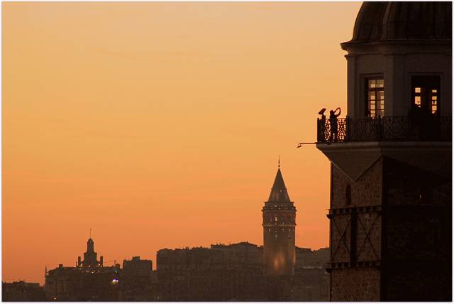 İstanbul’un sembollerinden iki kule: Kız Kulesi ve Galata Kulesi.