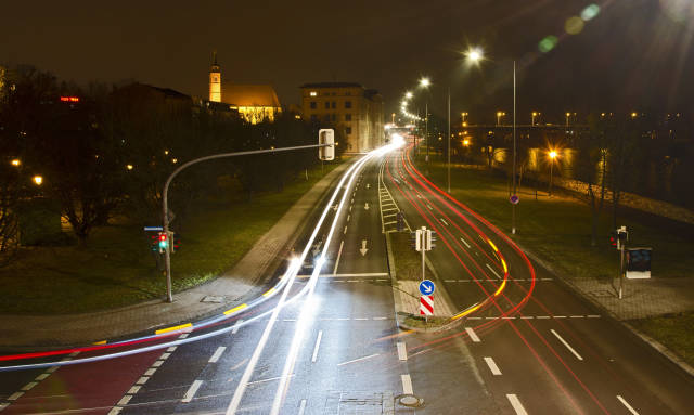Trafik ışıkları tüm trafiği organize ediyor