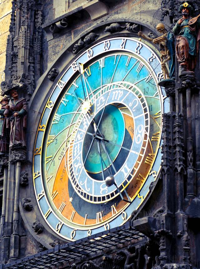 Prag Astronomi Saati ya da Prag Orloj, Çekya’nın başkenti Prag’da yer alır ve 1410’da inşa edilmiştir. Üzerindeki astroloji işaretleri de yıldızların yüzyıllardır takip edildiğinin delili.