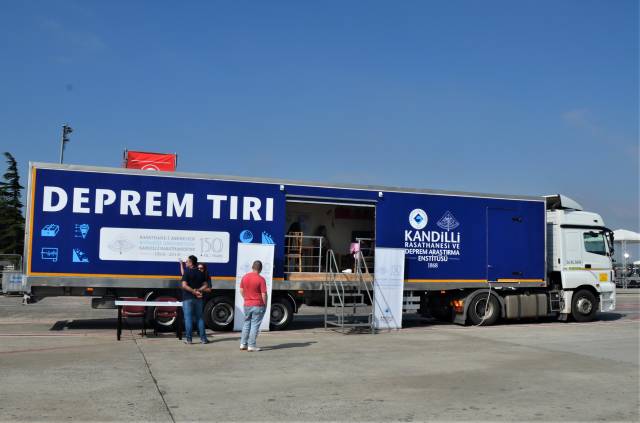 Kandilli Rasathanesi’nin Gezici Deprem Tırı, halkı bilinçlendirmek için çok sayıda etkinliğe katılıyor ve tamamen ücretsiz eğitimler veriyor. 