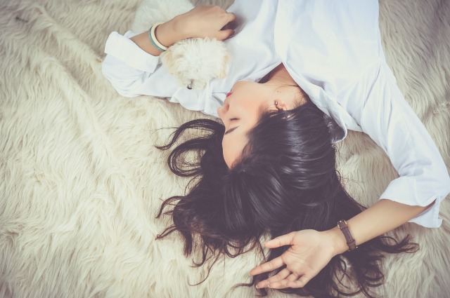 Vücudumuzdaki melatonin dengesinin bozulması uyku sürelerimizi kötü bir şekilde etkiliyor. 