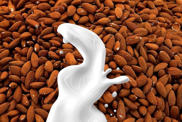 Badem sütünü evde kendiniz de kolayca hazırlayabilirsiniz.