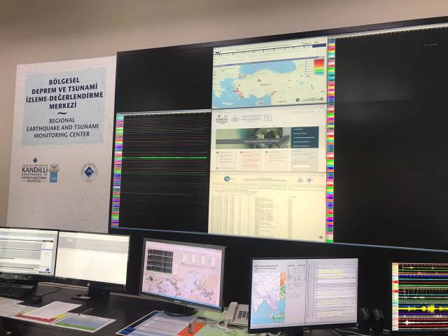 Deprem ve Tsunami İzleme ve Değerlendirme Merkezi’nde Türkiye’deki her istasyonu gösteren çok sayıda ekran sayesinde depremler olduğu anda izlenebiliyor.