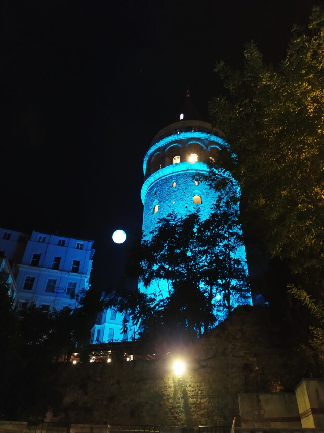 Geçen yıl, birçok ikonik ve tarihi bina gibi Galata Kulesi de mavi ışıkla aydınlatılmıştı.